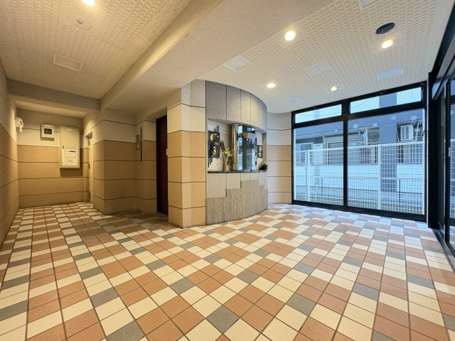 ホワイトキャッスル若松駅前のエントランス|落ち着いた雰囲気のエントランス♪住まいの顔となる素敵な共用スペースです♪