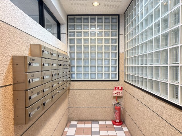 ホワイトキャッスル若松駅前のその他共用部分|集合ポストを完備！郵便物の受け取りにも便利な共用設備です♪