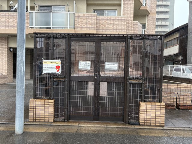 ホワイトキャッスル若松駅前のその他共用部分|ゴミステーションを敷地内に完備！日々の暮らしを快適にサポートします♪