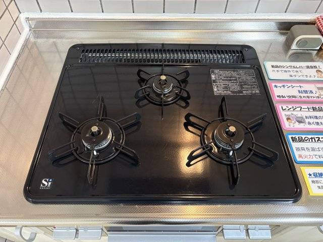 ホワイトキャッスル若松駅前のキッチン|ガスコンロを完備！毎日のお料理を快適にサポートする使い勝手の良いキッチンです♪