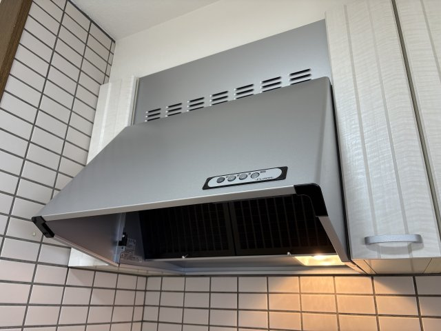 ホワイトキャッスル若松駅前のキッチン|使いやすい換気扇を完備！お料理中の煙やニオイもしっかり換気できます♪
