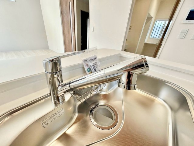 【仲介手数料無料】川越市岸町２丁目のキッチン|浄水器一体型水栓で、蛇口からそのまま安心のきれいな水を使用可能。料理や飲み水の質が向上し、ペットボトル購入の手間も軽減。毎日のキッチン時間が快適になる人気設備です。
