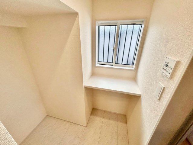 【仲介手数料無料】川越市岸町２丁目の脱衣所|脱衣所に作業台があり、洗濯物を畳んだりアイロン掛けができる便利なスペース。家事動線が整い、忙しい時間も効率よく作業できる使い勝手の良い脱衣所です。