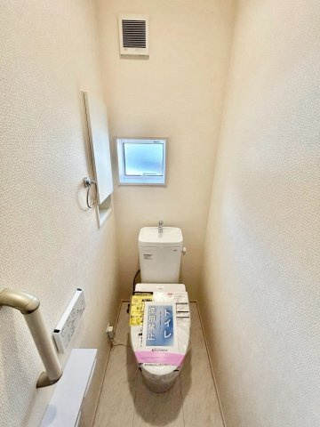 【仲介手数料無料】川越市岸町２丁目のトイレ|トイレには収納スペースを備え、トイレットペーパーや掃除用品をすっきり整理。生活感を隠しながら、いつでも清潔で使いやすい空間を保てる便利な設備です。