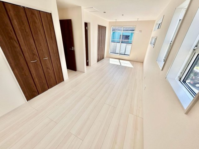 【仲介手数料無料】川越市岸町２丁目の洋室|「将来２部屋に分けて使える可変型の洋室。成長に合わせて子ども部屋を分けたり、書斎＋寝室など使い方を柔軟に変更できる便利な間取りです。