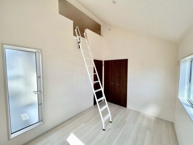 【仲介手数料無料】川越市岸町２丁目の洋室|ロフト付きの洋室は、収納や趣味スペースとして使える多機能空間。天井高を活かした立体的な間取りで、子ども部屋や書斎にも便利。遊び心と実用性を兼ね備えた人気の仕様です。
