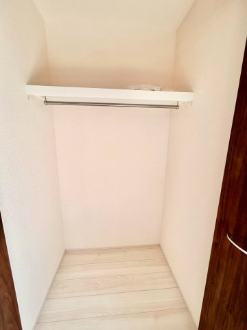 【仲介手数料無料】川越市岸町２丁目の収納|「天井に明かり取りを備えた洋室は、自然光がふんだんに差し込む明るい空間。日中は照明いらずで、開放感と心地よさが際立つ人気の仕様です。