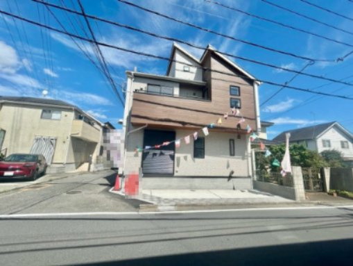 【仲介手数料無料】川越市岸町２丁目の前面道路含む現地写真|南西角地ならではの明るさと開放感。日当たり良好で風通しも良く、ゆとりある住環境を実現。隣家との距離も確保しやすく、快適な暮らしが叶う立地です。