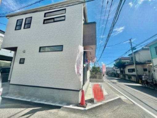 【仲介手数料無料】川越市岸町２丁目の前面道路含む現地写真|西側道路は車通りが少なく静かな環境。騒音や通行のストレスが少なく、落ち着いた住環境を確保できます。小さなお子様のいるご家庭にも安心の立地です。
