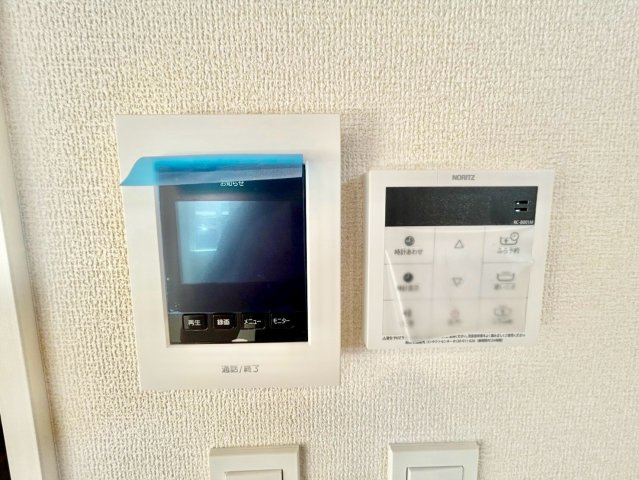 【仲介手数料無料】川越市岸町２丁目の防犯設備|カラーインターフォンで来訪者の顔をしっかり確認でき、安心感の高い玄関まわりに。操作も見やすく、日常の防犯性を高めてくれる便利な設備です。