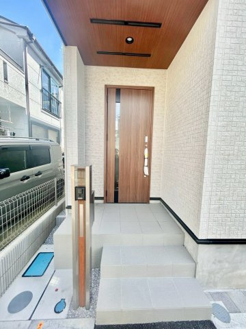 【仲介手数料無料】川越市岸町２丁目の玄関|タッチキーで玄関の開閉がスムーズに。鍵を取り出す手間がなく、荷物が多い時や雨の日も快適。防犯性にも優れ、毎日の暮らしをより便利で安心にしてくれる設備です。