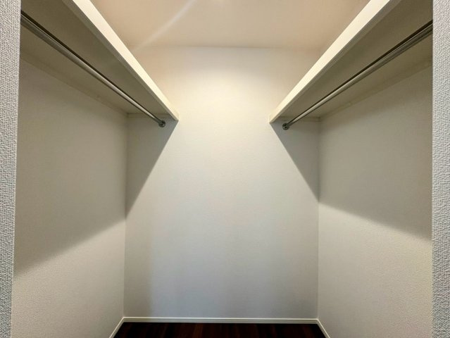 「入明駅5分、小中学校近く」高知市昭和町　新築一戸建ての収納|ウォークインクローゼットはシーズンオフの衣料も収納できる広さです♪
