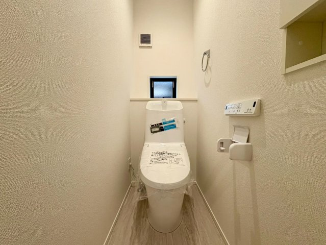 「入明駅5分、小中学校近く」高知市昭和町　新築一戸建てのトイレ|1階と2階にそれぞれトイレがあり、あわただしい朝の時間帯も安心♪