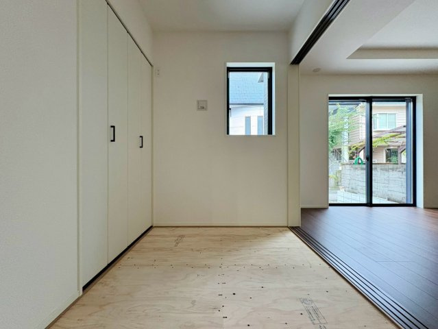 「入明駅5分、小中学校近く」高知市昭和町　新築一戸建ての和室|1階の和室を開放して、リビングの延長としてひろびろと使っても◎