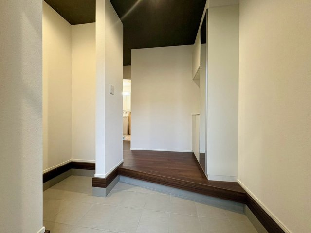 「入明駅5分、小中学校近く」高知市昭和町　新築一戸建ての玄関|ベビーカーやアウトドア用品も収納できるシューズクローク♪