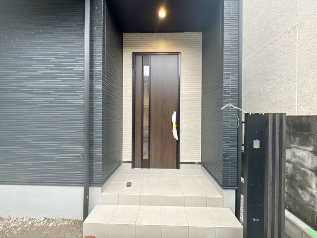「入明駅5分、小中学校近く」高知市昭和町　新築一戸建ての玄関
