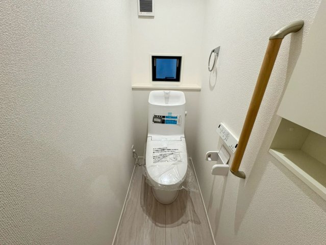 「入明駅5分、小中学校近く」高知市昭和町　新築一戸建てのトイレ|1階と2階にそれぞれトイレがあり、あわただしい朝の時間帯も安心♪