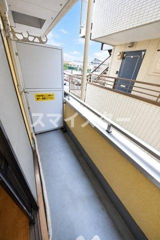 市川市相之川３丁目のアパートのバルコニー