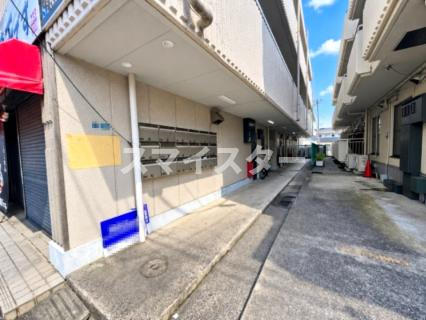 市川市相之川３丁目のアパートのエントランス