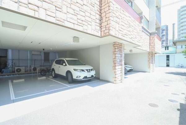プレジオ難波ASIANの駐車場