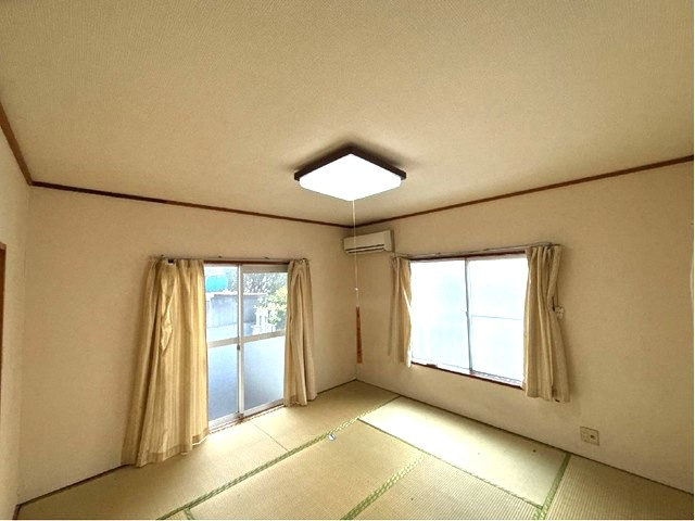 【和室】 | ストークハイツノン | 南東向き和室8帖☆バルコニーに繋がる角部屋三面採光の落ち着くお部屋です！エアコン付きで1年中快適に過ごせますね☆