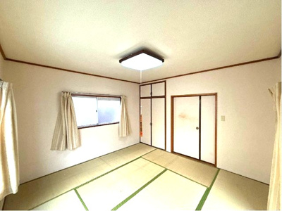 【寝室】 | ストークハイツノン | 南東向き和室8帖☆窓側からの眺めです！収納スペースがあります♪収納スペース完備でお部屋がすっきり片付きます！