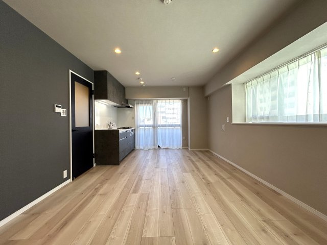 ３方角部屋で明るい室内♪やっぱり日光にあたるって大事だと思う今日この頃。室内が明るいと起きた時から元気になれる感じしますよね！だって人間だもの。な【クリオ大通り公園弐番館】リノベーションの居間・リビング|こちらのリビングで趣味の時間をお楽しみください