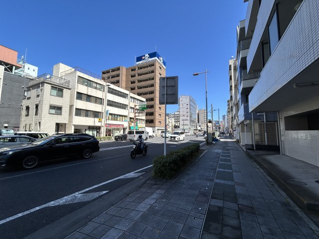 ３方角部屋で明るい室内♪やっぱり日光にあたるって大事だと思う今日この頃。室内が明るいと起きた時から元気になれる感じしますよね！だって人間だもの。な【クリオ大通り公園弐番館】リノベーションの周辺