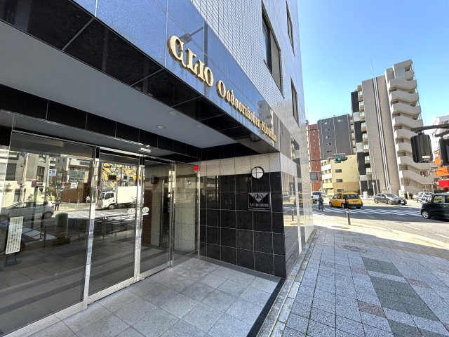３方角部屋で明るい室内♪やっぱり日光にあたるって大事だと思う今日この頃。室内が明るいと起きた時から元気になれる感じしますよね！だって人間だもの。な【クリオ大通り公園弐番館】リノベーションのエントランス|エントランスです