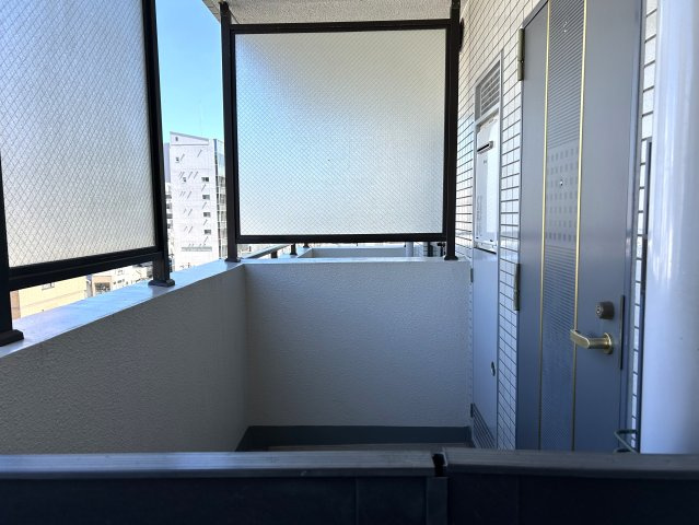３方角部屋で明るい室内♪やっぱり日光にあたるって大事だと思う今日この頃。室内が明るいと起きた時から元気になれる感じしますよね！だって人間だもの。な【クリオ大通り公園弐番館】リノベーションの玄関|収納もある玄関です