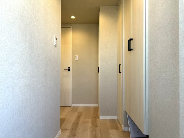 ３方角部屋で明るい室内♪やっぱり日光にあたるって大事だと思う今日この頃。室内が明るいと起きた時から元気になれる感じしますよね！だって人間だもの。な【クリオ大通り公園弐番館】リノベーションの玄関|毎日通る玄関はこちらです