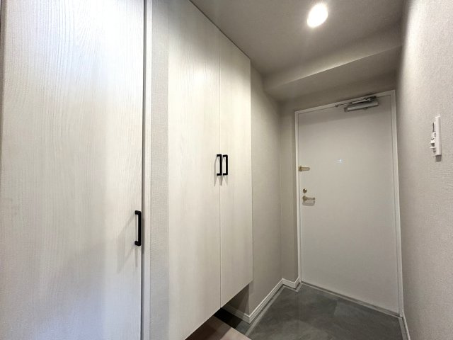 ３方角部屋で明るい室内♪やっぱり日光にあたるって大事だと思う今日この頃。室内が明るいと起きた時から元気になれる感じしますよね！だって人間だもの。な【クリオ大通り公園弐番館】リノベーションの玄関|玄関です