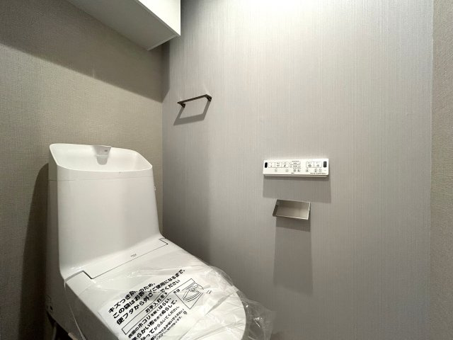 ３方角部屋で明るい室内♪やっぱり日光にあたるって大事だと思う今日この頃。室内が明るいと起きた時から元気になれる感じしますよね！だって人間だもの。な【クリオ大通り公園弐番館】リノベーションのトイレ|トイレもきれいです