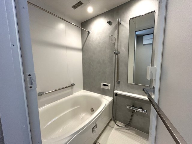 ３方角部屋で明るい室内♪やっぱり日光にあたるって大事だと思う今日この頃。室内が明るいと起きた時から元気になれる感じしますよね！だって人間だもの。な【クリオ大通り公園弐番館】リノベーションの浴室|日々の暮らしに欠かせないお風呂です