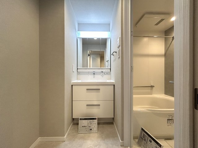 ３方角部屋で明るい室内♪やっぱり日光にあたるって大事だと思う今日この頃。室内が明るいと起きた時から元気になれる感じしますよね！だって人間だもの。な【クリオ大通り公園弐番館】リノベーションの独立洗面台|独立洗面台で身支度をすべて済ませてしまいましょう