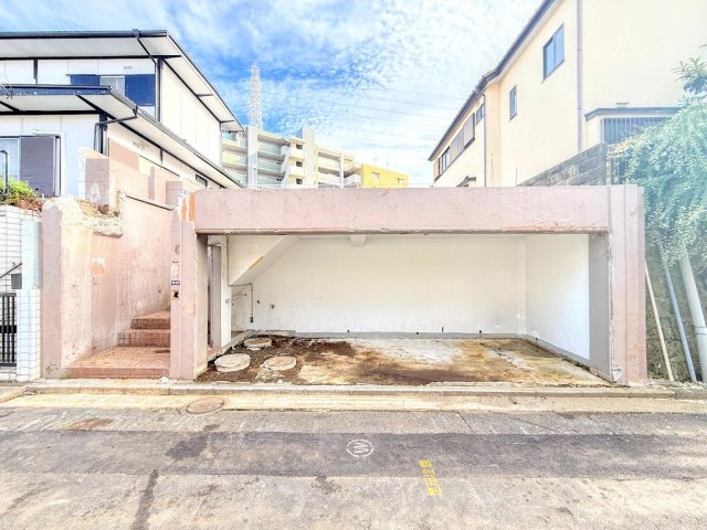 保土ヶ谷区権太坂１丁目　新築戸建ての駐車場|◆大切なお車の維持管理に便利な地下車庫。雨や風をしのげる駐車場です。
