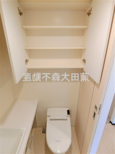 Le-lionル・リオン大鳥居のトイレ|吊戸棚と温水暖房便座付のトイレ