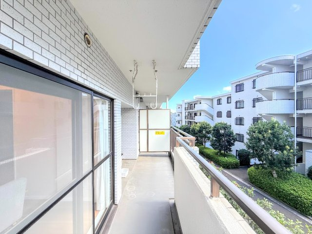 ヒルズ南戸塚プリメゾン一号棟のバルコニー|◆広いバルコニーは寝室と子供部屋からアクセスできる2WAY動線。お布団も洗濯物もたくさん干せます！！