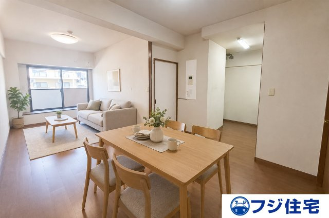 ふぁみーゆ藤井寺の居間・リビング|LDK：バーチャルステージング画像（AI合成）です。合成された家具等は販売価格に含まれません。