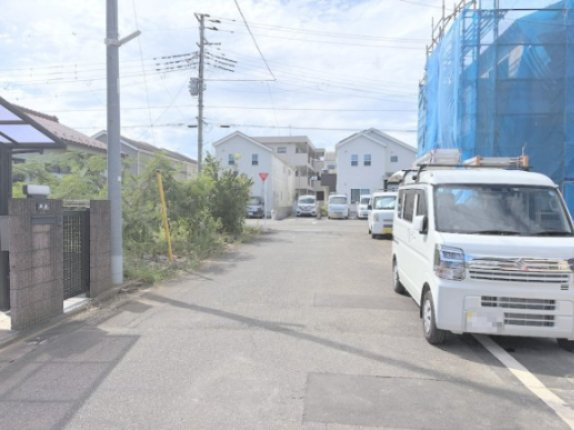 あきる野市原小宮の玄関|明るく清潔感のある玄関スペース。充実した収納で靴をすっきりと整理できます。
