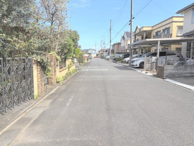 あきる野市原小宮の駐車場|お車を3台所有の方も安心の並列駐車スペース。日常使いからセカンドカーまで快適に駐車できます。 
