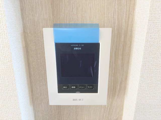 あきる野市原小宮の防犯設備|来訪者の顔を室内から確認できるモニター付きインターホン。防犯面に配慮された設備です。
