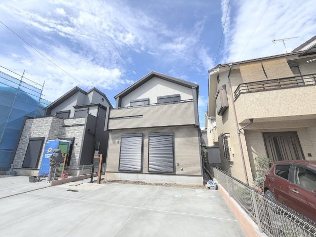 あきる野市原小宮の外観|白とベージュのツートンカラーがお洒落な新築分譲住宅の外観写真です。
明るい日差しの中で、洗練されたデザインが目を引きます。駐車場スペースもあり、快適な生活が想像できる物件です。