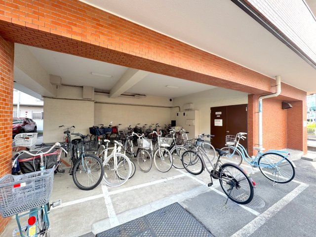 ハイラーク南浦和の駐輪場|屋根付きで大切な自転車を雨風からしっかりと守ってくれる、綺麗に整備された使いやすい駐輪場。日々の通勤や通学、お買い物のお出かけにも大変便利で、管理体制の良さがしっかりと伝わる安心の共用スペースです。