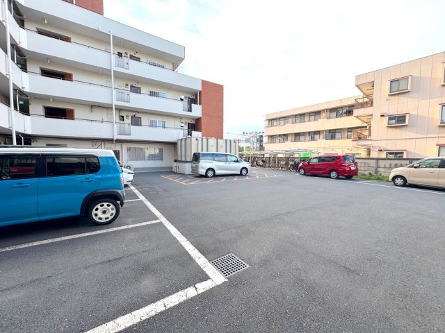 ハイラーク南浦和の駐車場|お車をお持ちの方に嬉しい、敷地内にしっかりと確保された使い勝手の良い駐車場スペース。平坦で駐車がしやすく、毎日のスムーズな車の出し入れを可能にする、車移動が中心の方にも安心・便利な環境です。