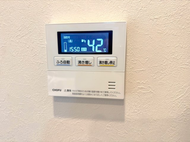 ハイラーク南浦和の発電・温水設備|キッチンやバスルーム、洗面台へいつでもスムーズにお湯を供給してくれる便利な給湯システムを完備。毎日の食器洗いや温かいバスタイムを快適にサポートし、暮らしの利便性を高めてくれる頼もしい設備です。