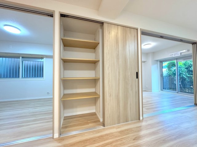 ハイラーク南浦和の収納|リビングの一角に設けられた、サッと取り出せて便利な大容量のリビング収納。散らかりがちなお子様のおもちゃや日用品、掃除機などをすっきりと隠して収納でき、いつでも美しい空間をキープできます。