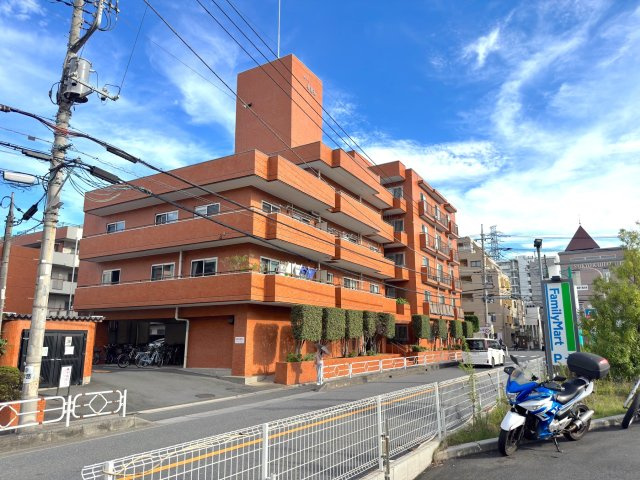 ハイラーク南浦和の外観|街並みに調和する洗練された美しい外観デザイン。しっかりとした管理体制と重厚感のある佇まいが、住まう方のステータスを高めます。毎日の帰宅が楽しみになるような、安心感と上品さを兼ね備えた自慢のレジデンスで