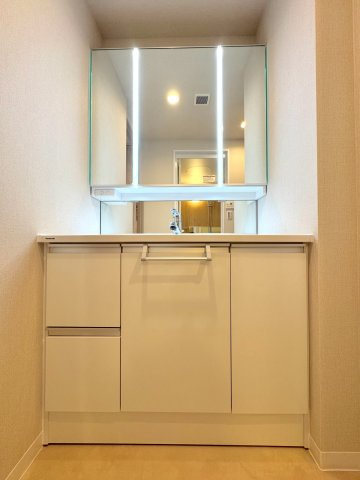 ハイラーク南浦和の独立洗面台|朝の身支度やヘアセットがスムーズに行える、機能的な独立洗面化粧台。大型の鏡と使いやすい洗面ボウル、豊富な収納スペースを備え、散らかりがちな洗面周りをいつでもすっきりと清潔に保つことができます。