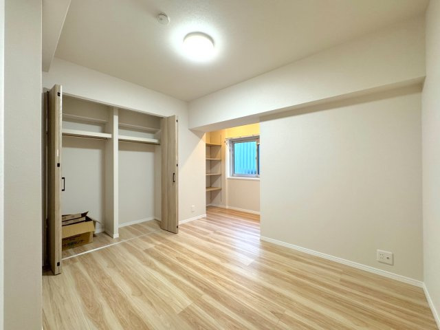 ハイラーク南浦和の子供部屋|いつも清潔で快適にお使いいただける温水洗浄便座付きトイレ。落ち着いた色合いの内装と便利な収納スペースを完備しており、空間をすっきりと保てます。毎日使う場所だからこそ、こだわりが詰まった快適な空間です。